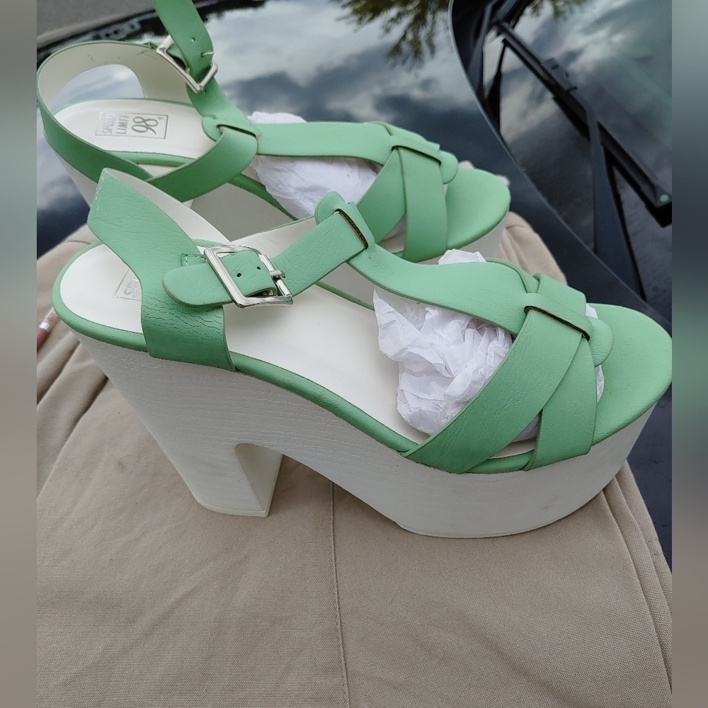 NEW GREEN BLOCK HEEL SANDALS SIZE 10